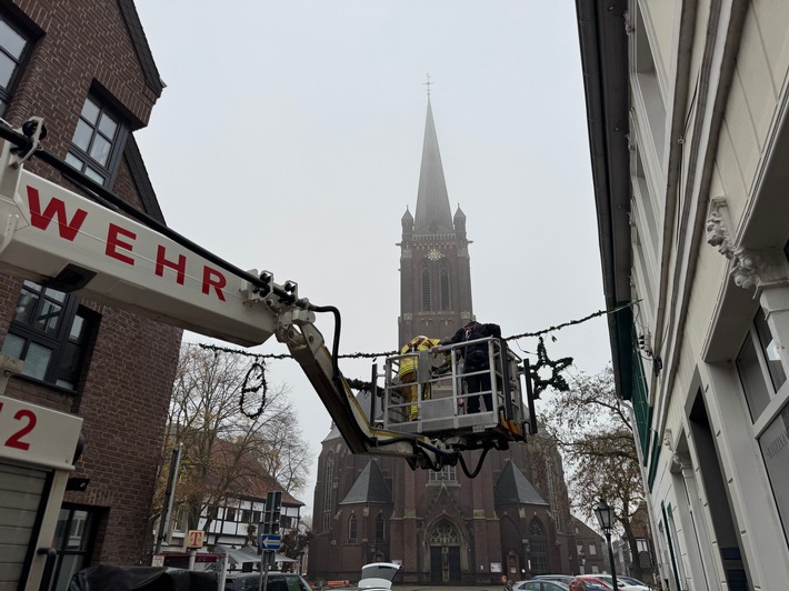 FW Tönisvorst: Die Weihnachtsbeleuchtung in Vorst ist bereit. Die Freiwilligen Feuerwehr Tönisvorst unterstützt die Kolpingfamilie beim Aufhängen der Weihnachtsbeleuchtung im Vorster Ortskern.