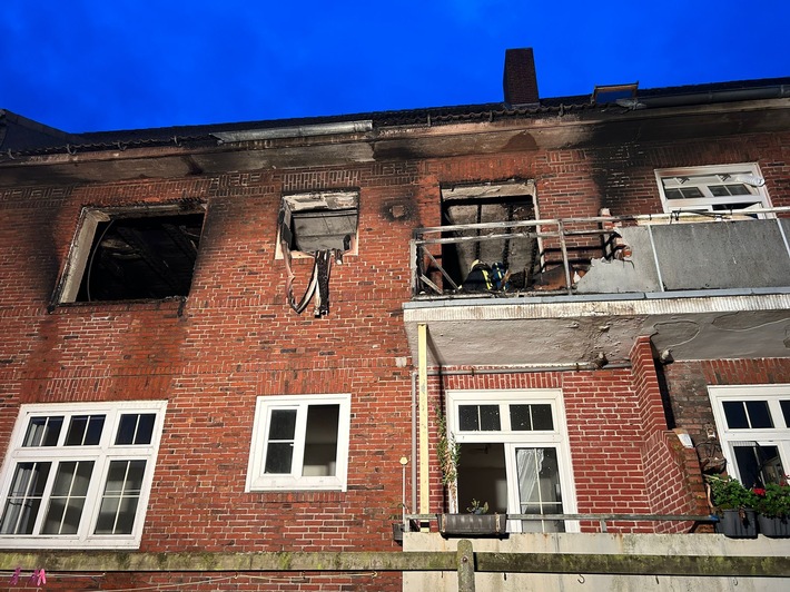 FW-LK Leer: Schrecklicher Brand in Mehrfamilienhaus auf Borkum - Personen sprangen aus dem Fenster