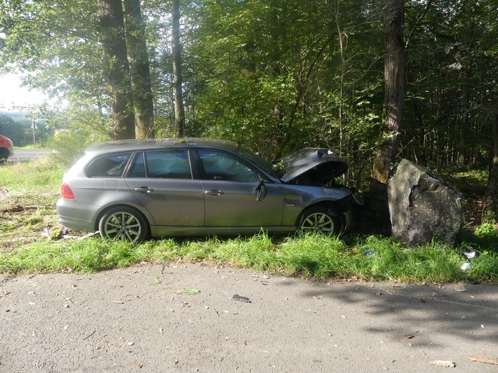 POL-GM: Verkehrsunfall endet an Stromkasten und Findling