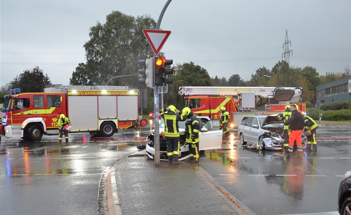 POL-HF: Verkehrsunfall mit Personenschaden - 
Junger Fahrer verursacht Zusammenstoß