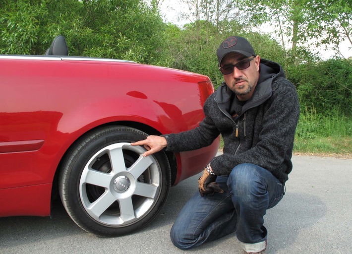 Oben ohne &amp; gut in Schuss: Alex Wesselsky hilft beim Cabrio-Kauf - in &quot;Auto gebraucht!&quot; am Samstag um 17.55 Uhr bei kabel eins (mit Bild)