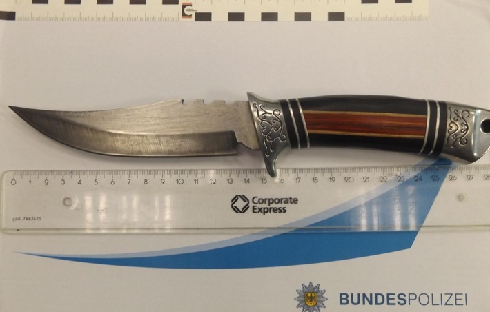 BPOL NRW: &quot;Messer-Posing&quot; führt zu Polizeieinsatz - Bundespolizei stellt Jagdmesser am Dortmunder Hauptbahnhof sicher