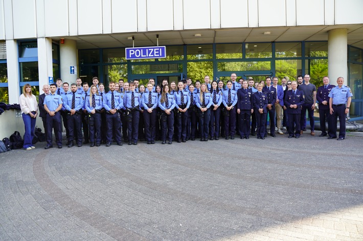 POL-PPMZ: 36 neuen Polizistinnen und Polizisten starten ihren Dienst im Polizeipräsidium Mainz