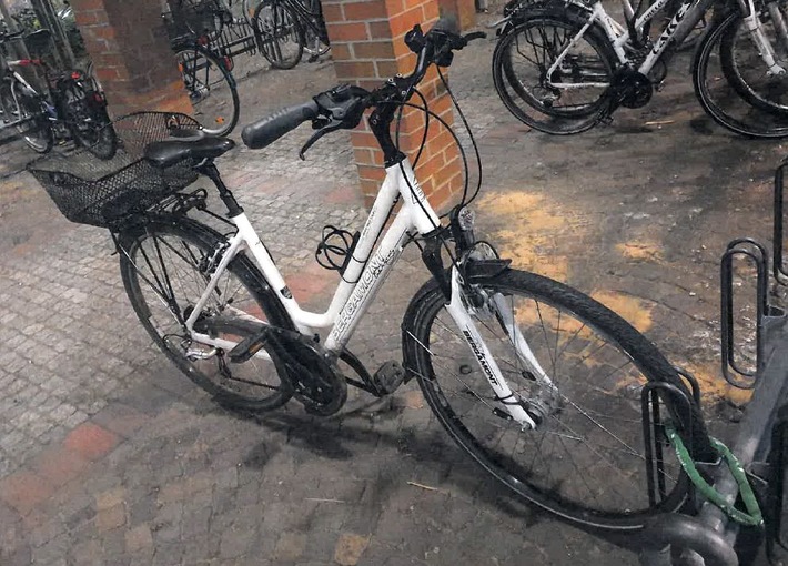 POL-STD: Fahrraddieb in Buxtehude auf frischer Tat angetroffen - Polizei sucht Radeigentümerin