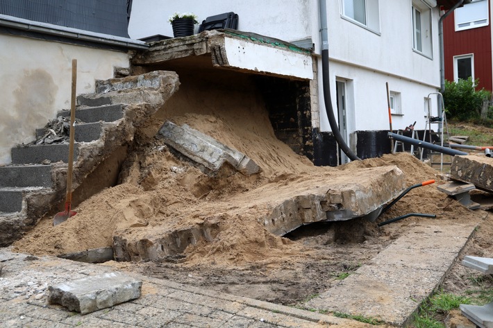 FW Hambühren: Dramatischer Rettungseinsatz gelingt: Mann wird von umstürzender Mauer begraben und muss von Feuerwehr aus Trümmern befreit werden