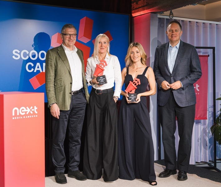 Verleihung der scoop Awards auf dem scoopcamp 2026 in Hamburg: Egbert Rühl, Geschäftsführer der Hamburg Kreativ Gesellschaft, Andrea Wasmuth, scoop Award-Gewinnerin "Transformative Managerin", Amelie Marie Weber , scoop Award-Gewinnerin "Innovativer Content", Dr. Carsten Brosda, Senator für Kultur und Medien der Freien und Hansestadt Hamburg (v.l.n.r.). / Weiterer Text über ots und www.presseportal.de/nr/8218 / Die Verwendung dieses Bildes für redaktionelle Zwecke ist unter Beachtung aller mitgeteilten Nutzungsbedingungen zulässig und dann auch honorarfrei. Veröffentlichung ausschließlich mit Bildrechte-Hinweis.