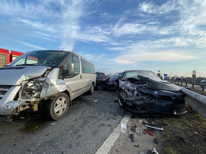 POL-PDNW: Autobahnpolizei Ruchheim - Schwerer Verkehrsunfall auf der BAB 61 mit 7 Verletzten