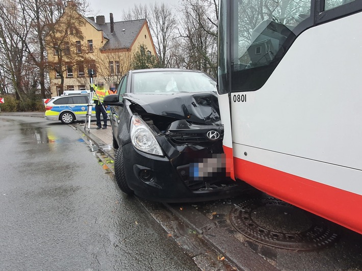 POL-BO: Auto kommt von Straße ab und prallt in haltenden Linienbus - Vier Verletzte