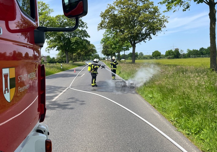 FW Moers: Motorroller brennt vollständig aus
