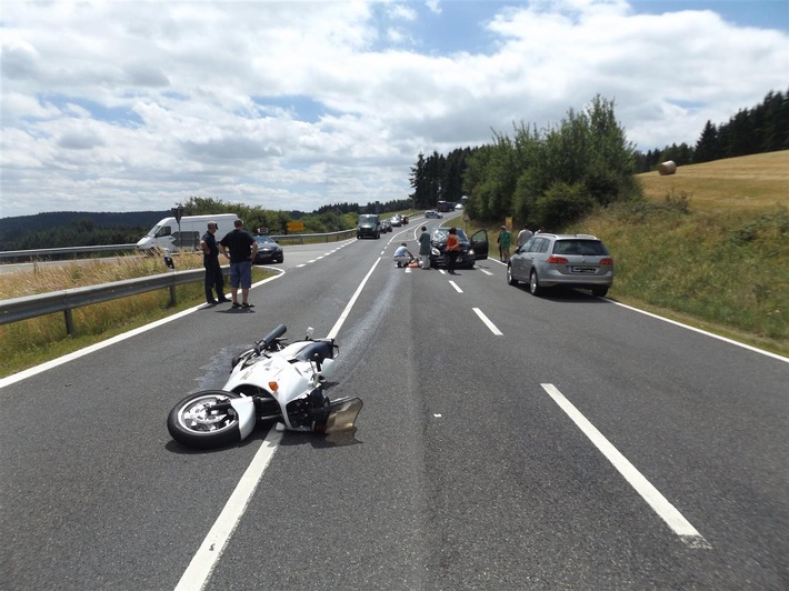 POL-PDMY: Verkehrsunfall mit schwer verletztem Motorradfahrer auf der B 412 (Nähe Nürburgring), Einmündung Arft/Langenfeld (L 10)