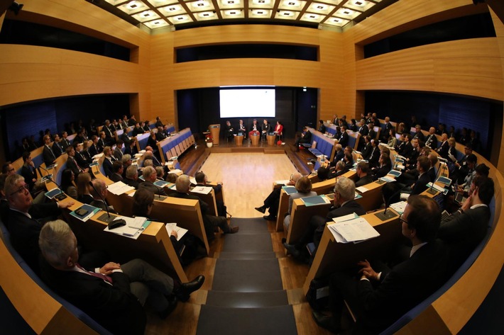 Podiumsdiskussion: Zwischen Kriegsangst und Kriegstauglichkeit / Gesellschaftliche Resilienz in der Zeitenwende