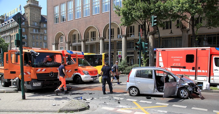 FW-E: Verkehrsunfall in Essener Innenstadt, mehrere Verletzte