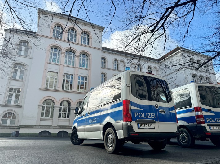 ZPD: Training für den Ernstfall / Bonifatius- Grundschule in Hannover als Übungsobjekt für die Bereitschaftspolizei