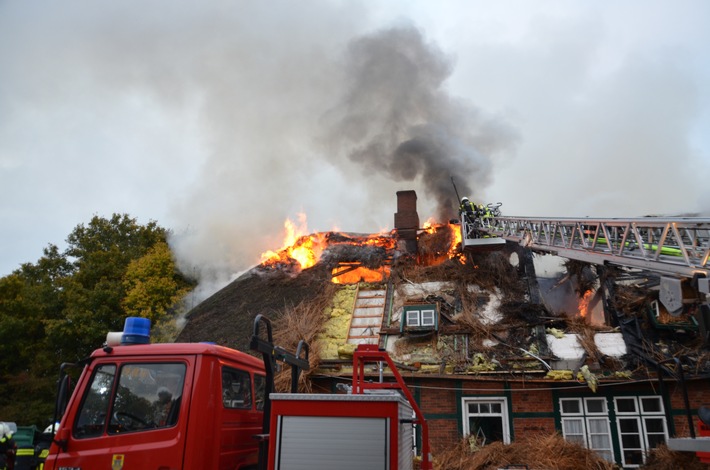FW-RD: Abschlussmeldung Feuer in Osdorf,19.10.2020 15:16 Uhr Feuer zerstört Reetdachhaus in Osdorf