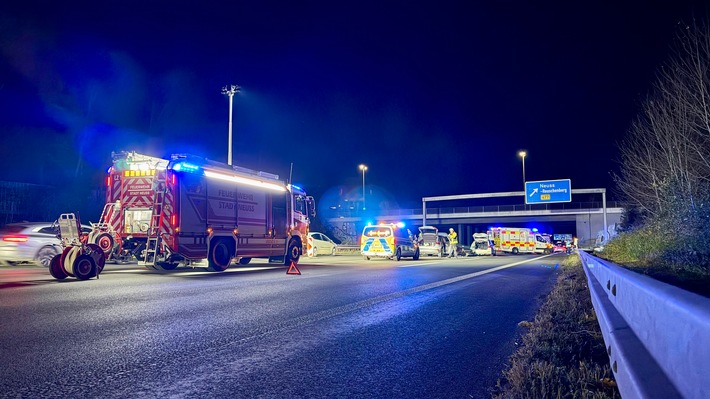 FW-NE: Verkehrsunfall auf der A57 Höhe Neuss-Reuschenberg | Vier verletzte Personen