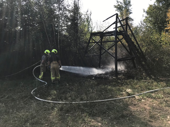 FW-Stolberg: Flächenbrand - brennender Hochsitz