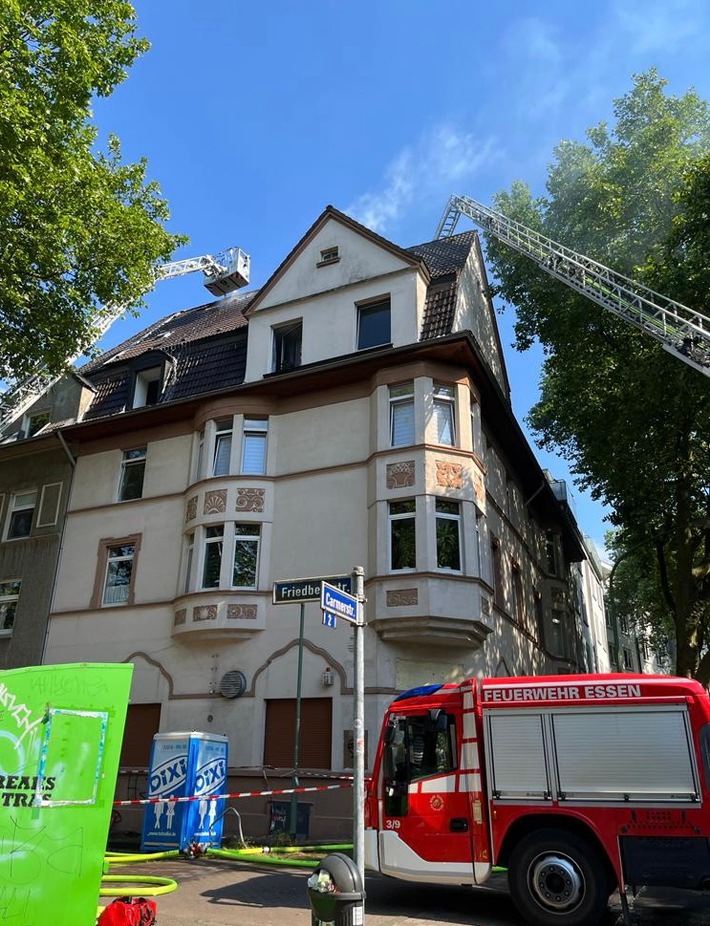 FW-E: Gaskartusche explodiert auf Balkon - Brand greift auf Dachstuhl über, Feuerwehr verhindert Brandausbreitung, niemand verletzt