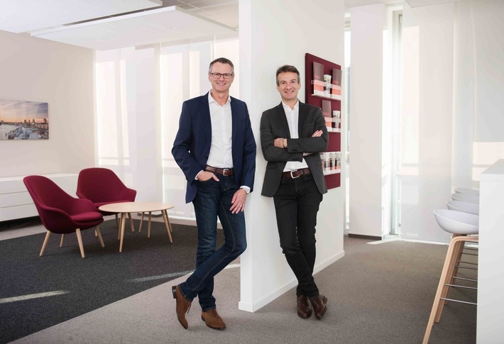 Detlef Zell und Michel Billon, die Geschäftsführer bei der Hanseatic Bank, freuen sich über ein neues Rekordergebnis im Geschäftsjahr 2019. Weiterer Text über ots und www.presseportal.de/nr/101624 / Die Verwendung dieses Bildes ist für redaktionelle Zwecke honorarfrei. Veröffentlichung bitte unter Quellenangabe: "obs/Hanseatic Bank"