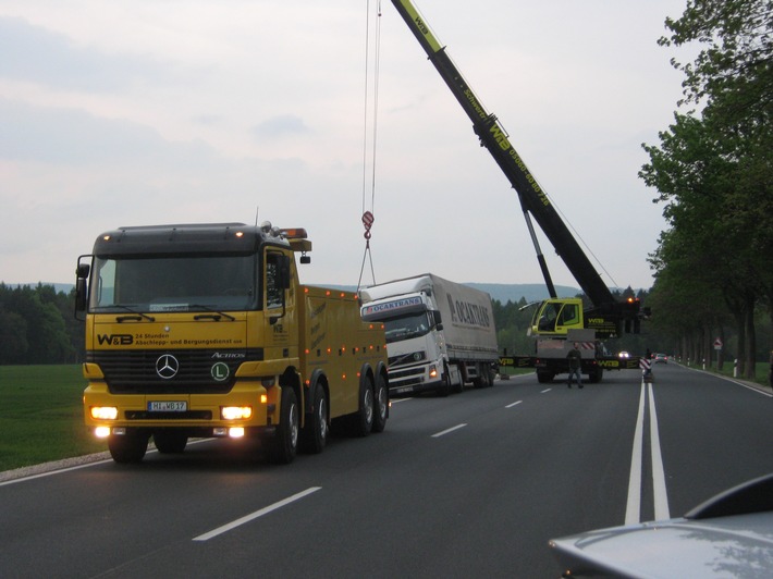 POL-HOL: Serie der LKW-Unfälle nimmt kein Ende /  Autokran stellt den Sattelzug auf die B 64 zurück