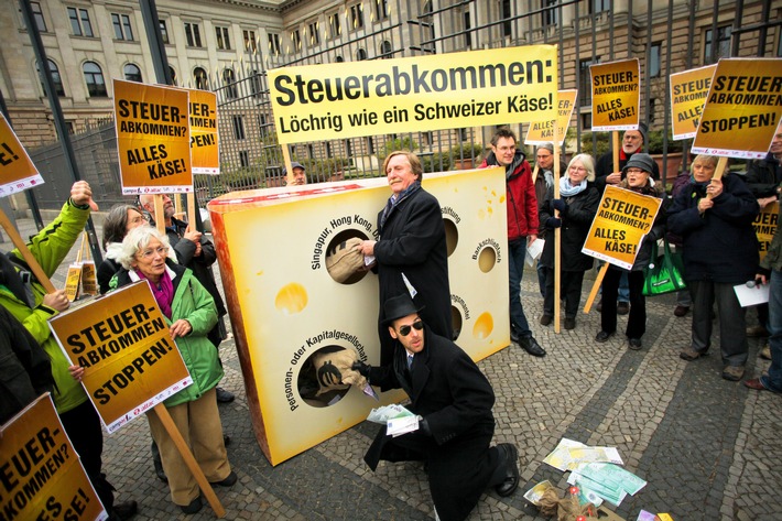 Steuerabkommen: SPD-Länder legen sich auf Nein fest / Bündnis begrüßt klare Festlegung / Protest vor dem Bundesrat mit großem Käsestück / "Abkommen ist löchrig wie ein Schweizer Käse" (BILD)