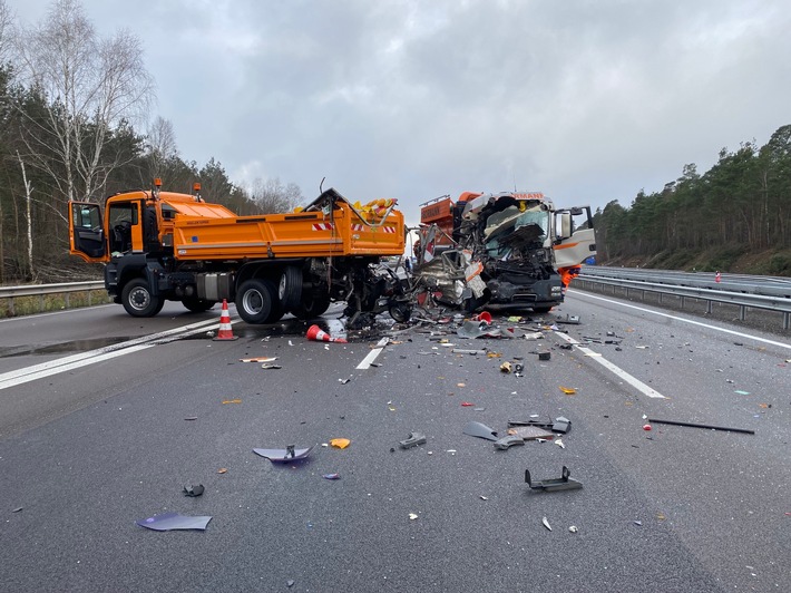 POL-PDKL: LKW auf Absicherungsfahrzeug der Autobahnmeisterei gekracht / Fahrer im Fahrzeug eingeklemmt