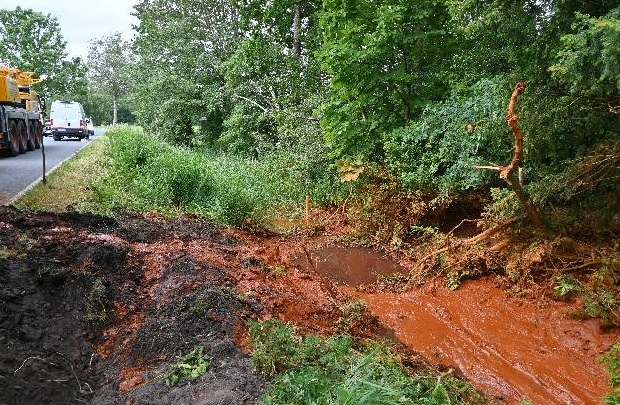 POL-DEL: Landkreis Wesermarsch: Sattelzug kippt in Ovelgönne in wasserführenden Graben +++ Ladung tritt aus +++ hoher Sachschaden