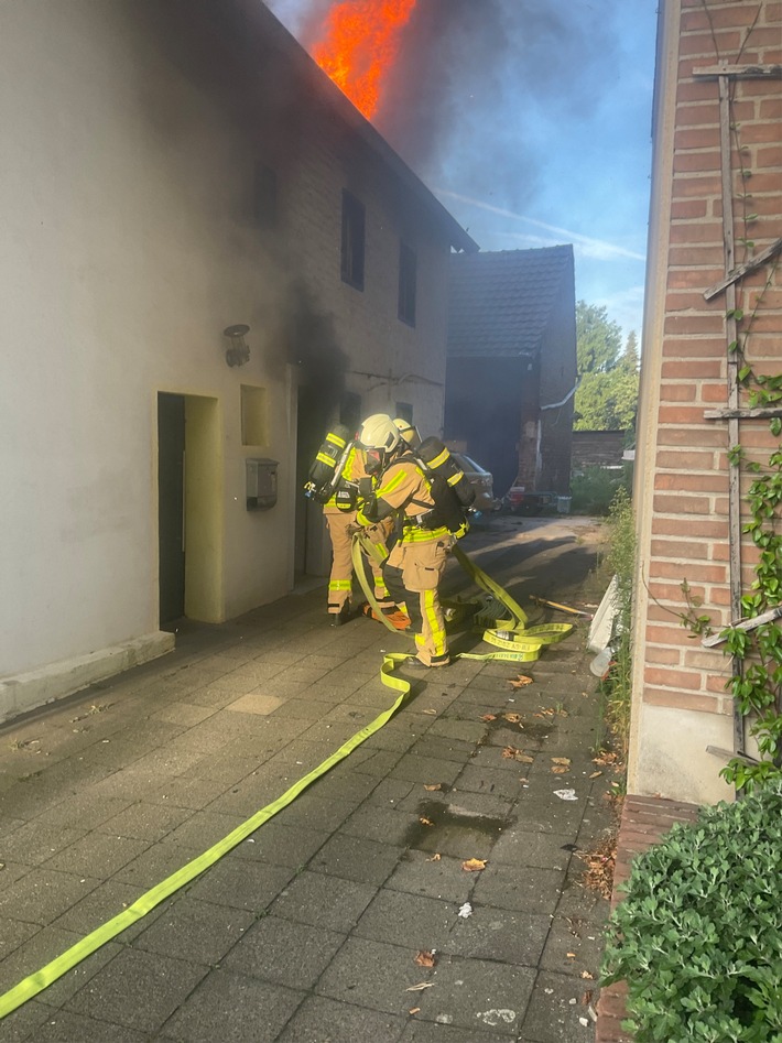 FW Grevenbroich: Feuer in Elsen - Feuerwehr verhindert Übergreifen auf Wohnhaus