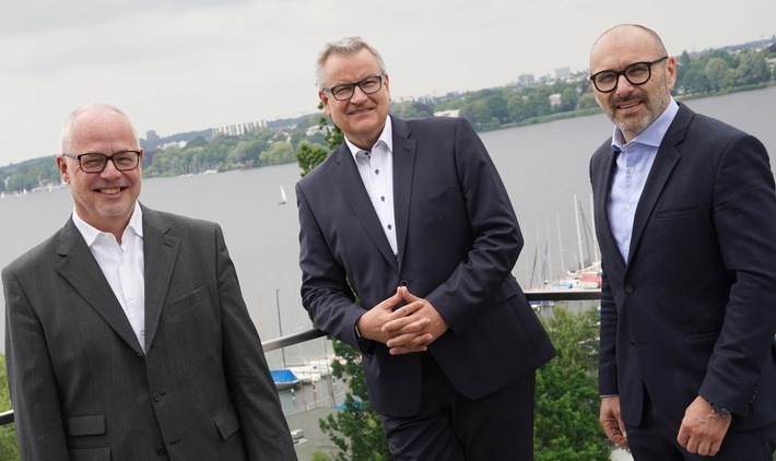 72. Gesellschafterversammlung der dpa in Hamburg: Sven Gösmann (Chefredakteur, dpa), David Brandstätter (Vorsitzender des dpa-Aufsichtsrats und Geschäftsführer der Main-Post GmbH, Würzburg), Peter Kropsch (Vorsitzender der Geschäftsführung, dpa), vlnr. / Weiterer Text über ots und www.presseportal.de/nr/8218 / Die Verwendung dieses Bildes ist für redaktionelle Zwecke unter Beachtung ggf. genannter Nutzungsbedingungen honorarfrei. Veröffentlichung bitte mit Bildrechte-Hinweis.