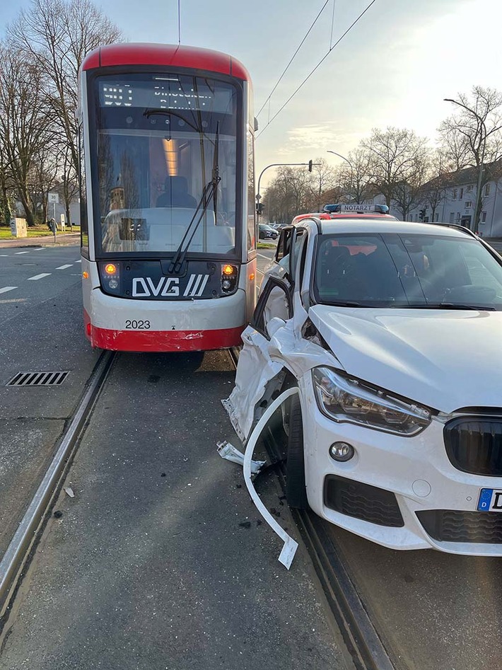POL-DU: Aldenrade: BMW kollidiert mit Straßenbahn