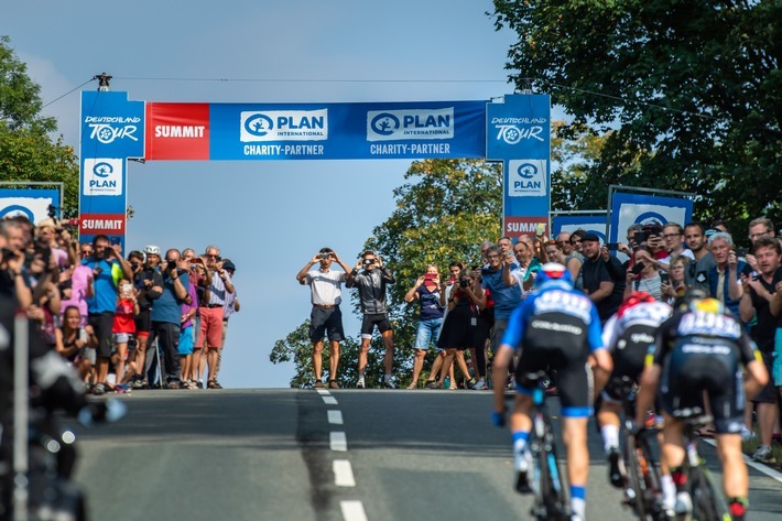 Plan International ist Offizieller Charity-Partner der Deutschland Tour / Weiterer Text über ots und www.presseportal.de/nr/156488 / Die Verwendung dieses Bildes ist für redaktionelle Zwecke unter Beachtung ggf. genannter Nutzungsbedingungen honorarfrei. Veröffentlichung bitte mit Bildrechte-Hinweis.