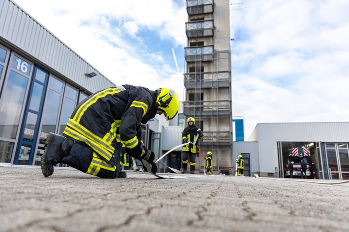 FW-NE: Fahrzeugbrand in Tiefgarage | Keine Personen verletzt