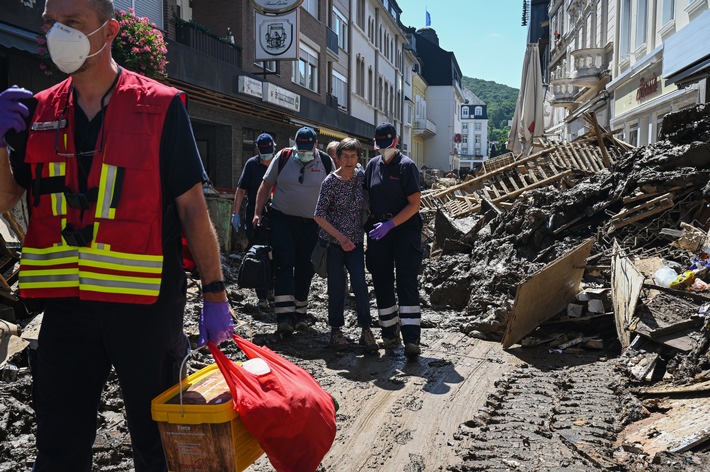 Johanniter aus allen Landesverbänden helfen in Hochwasserregionen / Mehr als 1.700 Einsatzkräfte seit dem 14. Juli im Einsatz