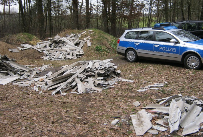 POL-NI: Illegal Dachplatten im Wald entsorgt - Polizei hofft auf Zeugen