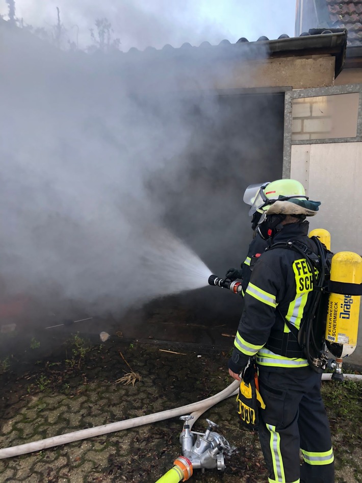 FW-Schermbeck: Unrat brannte in einer Garage