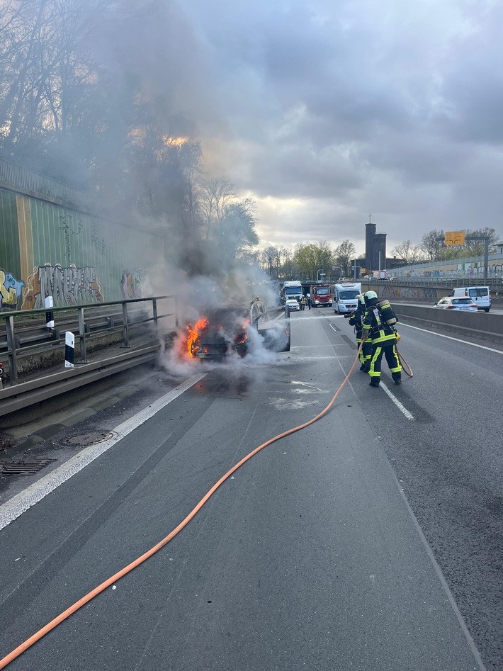 FW-BO: Auto in Vollbrand - A40 voll gesperrt