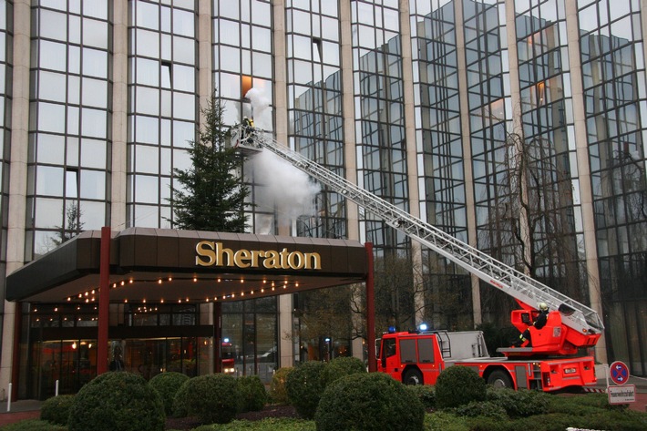 FW-E: Mehrere Zimmerbrände im Essener Sheraton-Hotel, Evakuierung und Brandbekämpfung erfolgreich abgeschlossen