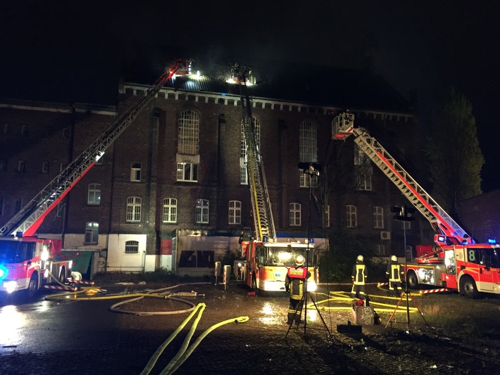 FW-D: BRAND in der ehemaligen JVA Ulmer Höhe - Feuerwehr mit
Großaufgebot im Einsatz