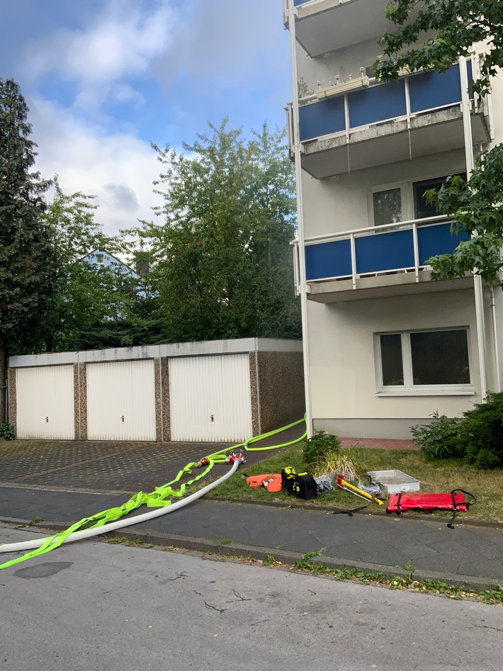 FW Ratingen: Kellerbrand in Mehrfamilienhaus, Treppenraum verraucht