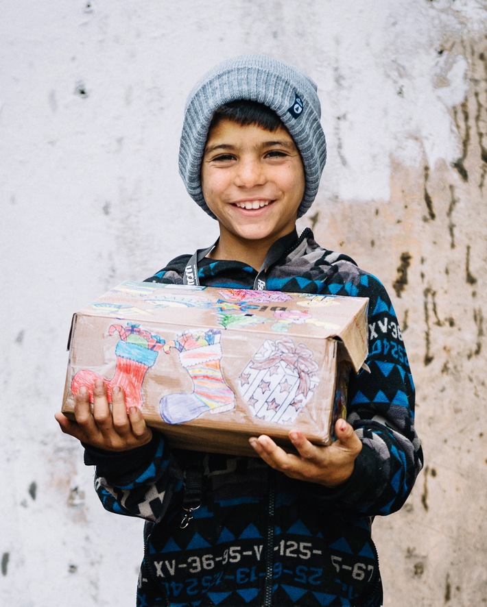 Über 135 Millionen Mal "Weihnachten im Schuhkarton®" / Zum 21. Mal werden Kinder in Not weltweit beschenkt (FOTO)