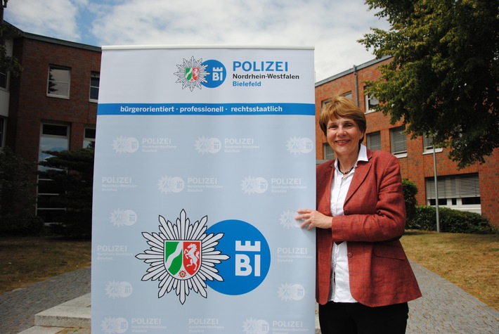 POL-BI: Polizeipräsidentin Dr. Katharina Giere präsentiert neues Behördenlogo der Polizei Bielefeld