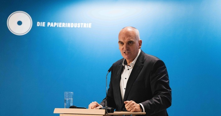 Winfried Schaur, Präsident DIE PAPIERINDUSTRIE e. V. / Weiterer Text über ots und www.presseportal.de/nr/16061 / Die Verwendung dieses Bildes für redaktionelle Zwecke ist unter Beachtung aller mitgeteilten Nutzungsbedingungen zulässig und dann auch honorarfrei. Veröffentlichung ausschließlich mit Bildrechte-Hinweis.