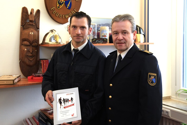 FW-E: Essener Feuerwehrmann rettet Leben