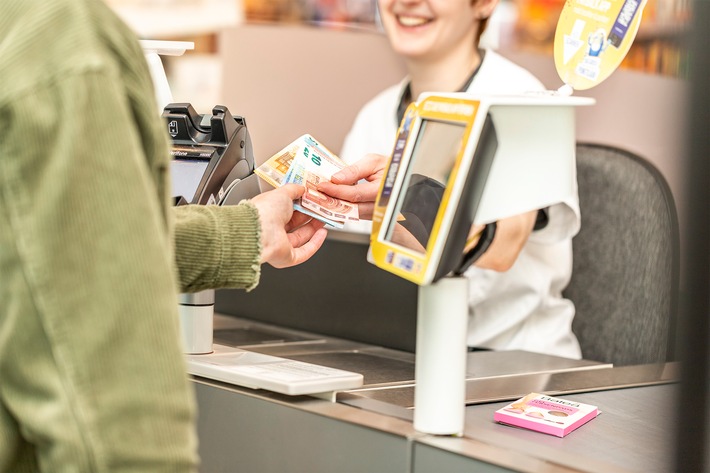 Ab sofort und nur bei dm: Kostenfrei Bargeld abheben ab dem ersten Produkt