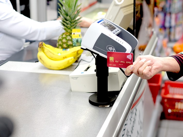 Immer mehr Schweizer nutzen ihre Kreditkarte fürs kontaktlose Zahlen