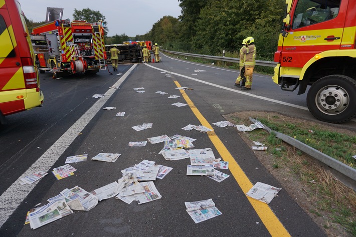 FW Ratingen: schwerer Verkehrsunfall auf der A 44 - schwerverletzte Person von Ersthelfern aus dem Fahrzeuge gerettet (bebildert)