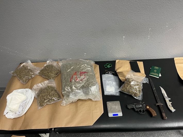 POL-K: 260215-1-K Drogenlager beschlagnahmt - Festnahmen in Neubrück und Niehl