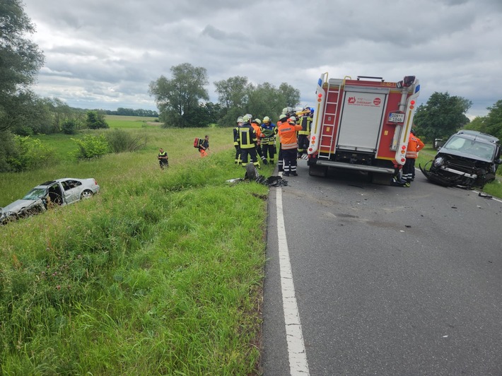 FW Lüchow-Dannenberg: +++ Schwerer Verkehrsunfall in Lüchow-Dannenberg +++ zwei PKW kollidieren frontal +++ Feuerwehr rettet eingeklemmten Fahrer +++
