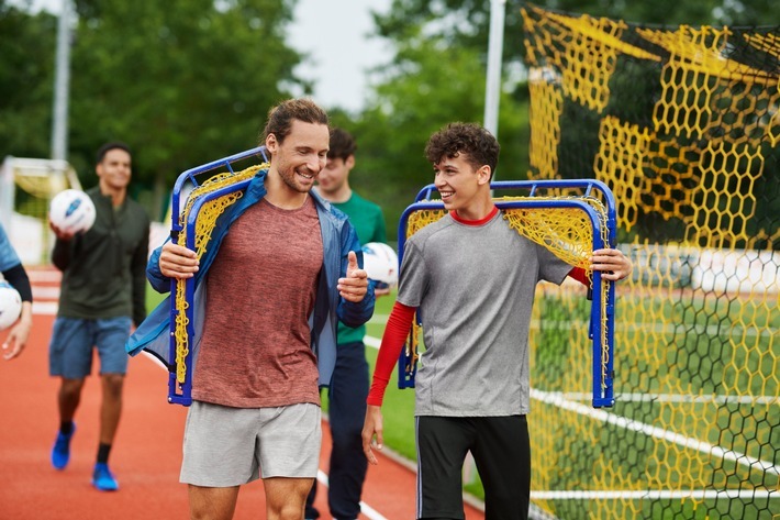 92.000 Sportvereine in Deutschland haben mit der REWE-Aktion "Scheine für Vereine" die Chance, kostenlos Prämien im Gesamtwert von 9 Millionen Euro zu erhalten. Weiterer Text über ots und www.presseportal.de/nr/108458 / Die Verwendung dieses Bildes ist für redaktionelle Zwecke honorarfrei. Veröffentlichung bitte unter Quellenangabe: "obs/REWE Markt GmbH"