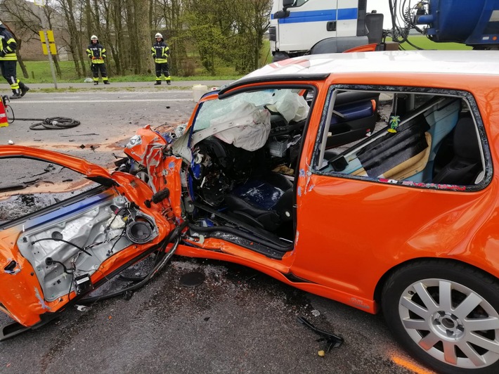 FW-KLE: Tödlicher Verkehrsunfall nach Frontalzusammenstoß