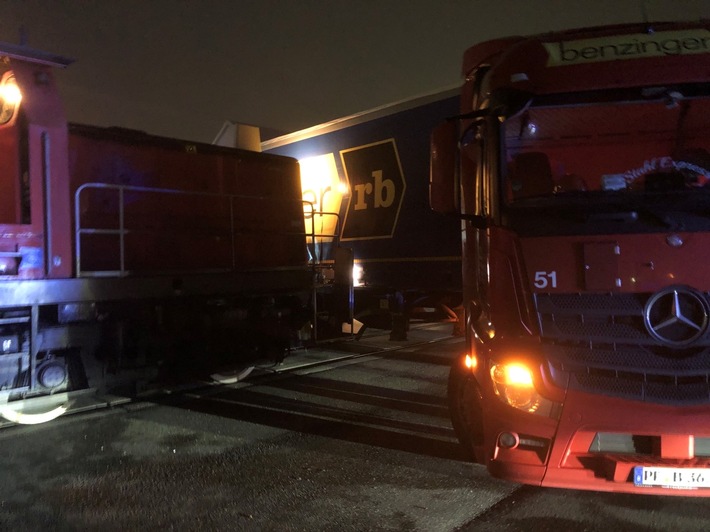 POL-PDLD: Wörth am Rhein - Güterzug trifft Sattelzug